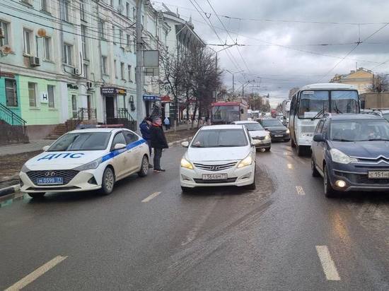 В Туле на улице Октябрьской произошло ДТП с автомобилем автошколы