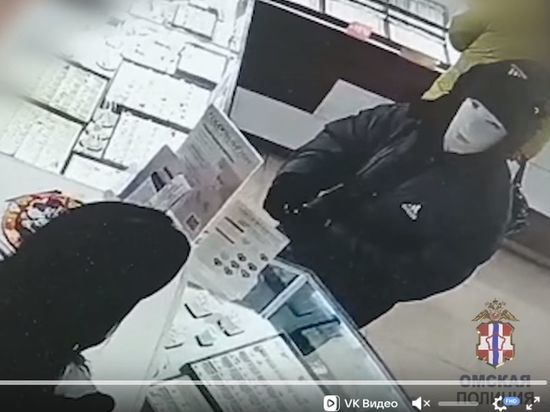 В Омске мужчина ограбил ювелирный магазин, забинтовав голову для маскировки