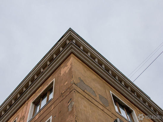 Опасная металлическая конструкция свисает с крыши дома в кузбасском городе