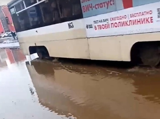 В Ярославле откачают лужу, залившую трамвайные пути