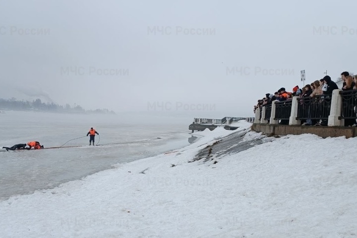 Костромские сотрудники МЧС провели показательную спасательную операцию на весеннем льду