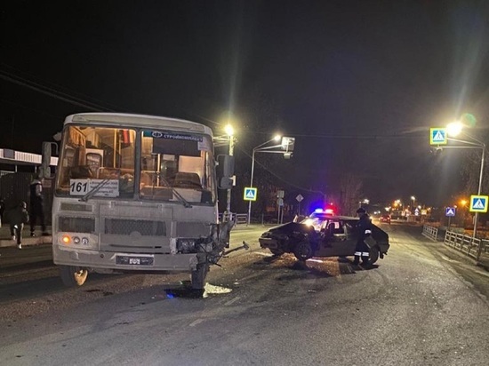 Автобус с пассажирами попал в аварию под Екатеринбургом