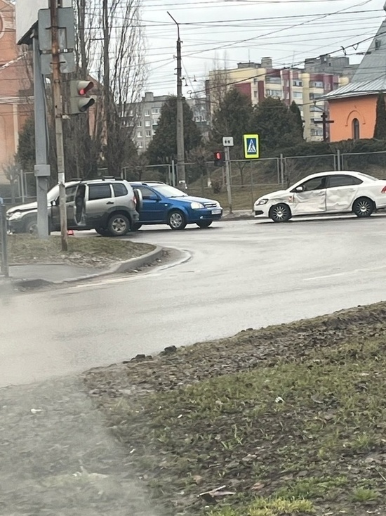 В Курске возле кинотеатра «Сказка» столкнулись два автомобиля