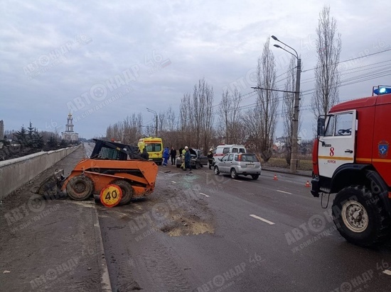 В Курске возле парка «Патриот» произошло серьезное ДТП с минипогрузчиком и кроссовером