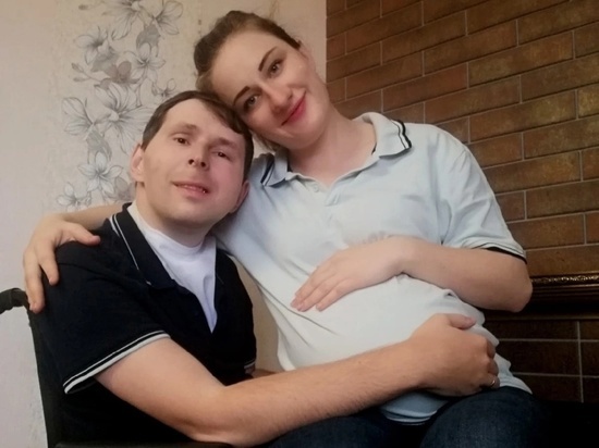 «У него потекли слезы»: сибирячка вышла замуж за парализованного парня и родила ему сына