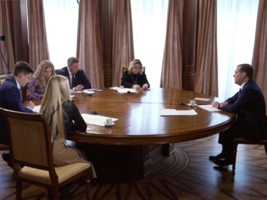 Медведев призвал цифровизировать военкоматы