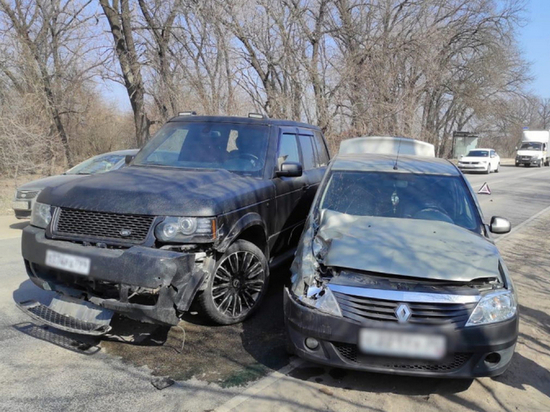 Под Волгоградом в тройном ДТП пострадал водитель «Рено»