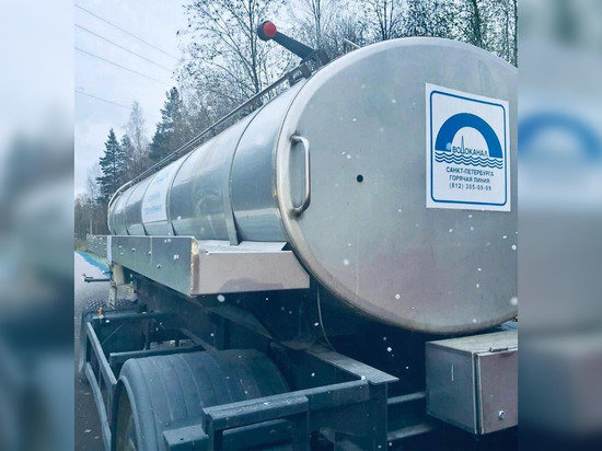 Цистерну с питьевой водой установили в Петербурге на Комендантском проспекте