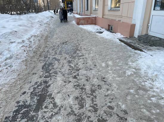 Мурманчане жалуются на неубранный снег на проспекте Ленина