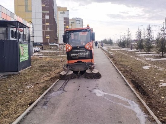 В Челябинске дорожники начали мыть дороги