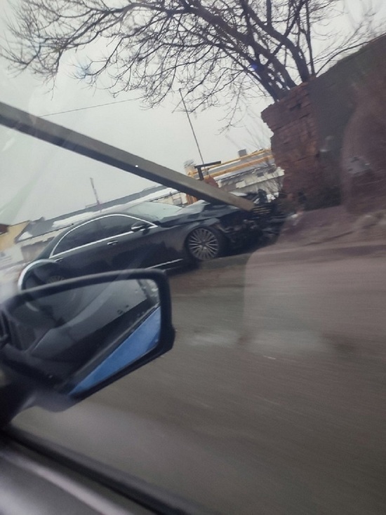 В Кирове уличная опора электропередачи была сбита машиной Mercedes-Benz