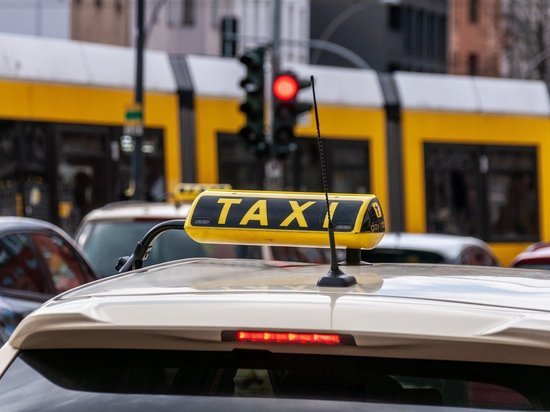 Средняя цена поездки в такси в Петербурге упала до 269 рублей из-за морозов
