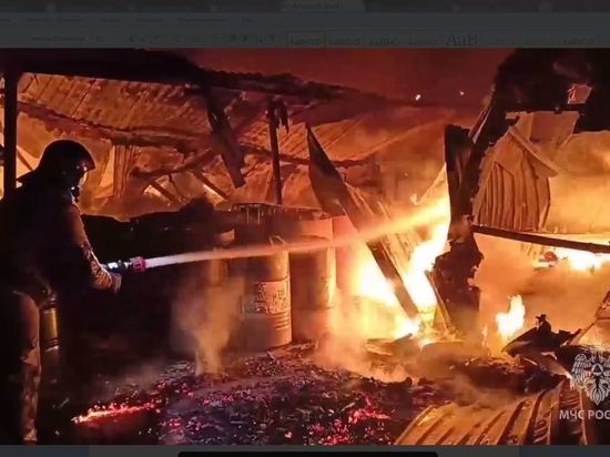В Омске ночью 26 марта произошёл крупный пожар на складе с пластиком