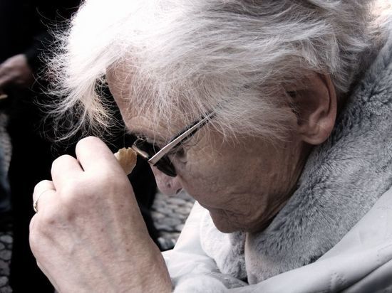 В Якутске 85-летнюю пенсионерку обманули более чем на сто тысяч рублей