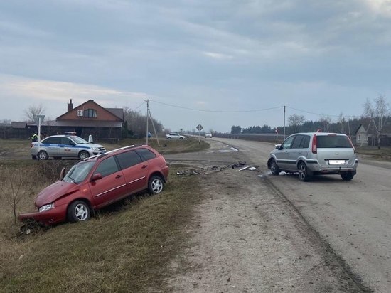 В Воронежской области при столкновении иномарки с «Ладой Калина» пострадали 3 человека
