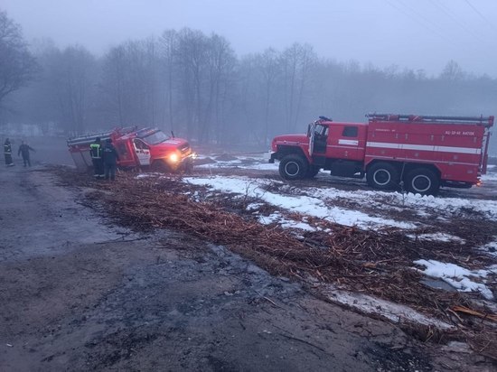 В Калуге пожарная машина провалилась на размытой дороге