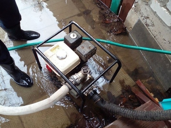 Городские службы откачивают воду в частном секторе в рязанском Дягилеве