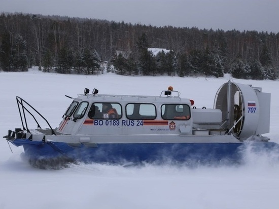 На Красноярском водохранилище рыбаки оторвались от берега на льдине