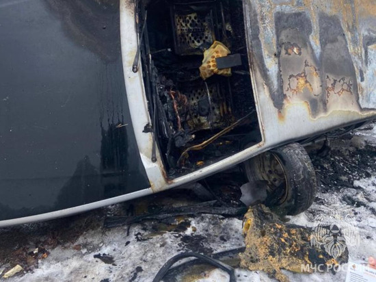 В Тейкове 25 марта 2023 года во время ремонта выгорел автомобиль ВАЗ-2114