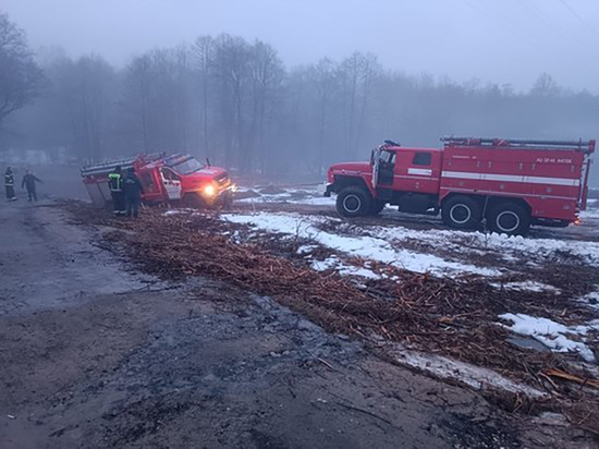 В Калуге 8 часов вытаскивали из грязи "работавшую маршруткой" пожарную машину