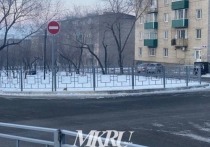 Забор, перекрывающий движение пешеходов по улице Смоленской, уберут на улице Горького
