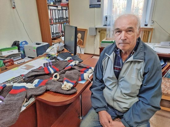76-летний житель Северодвинска вяжет тёплые вещи для участников СВО