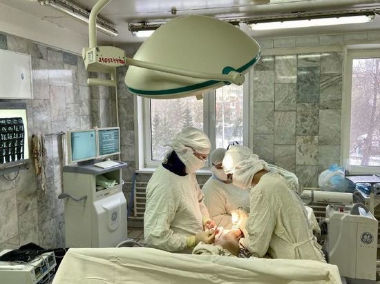 Омские травматологи успешно прооперировали получившую тяжёлый перелом ноги молодую женщину