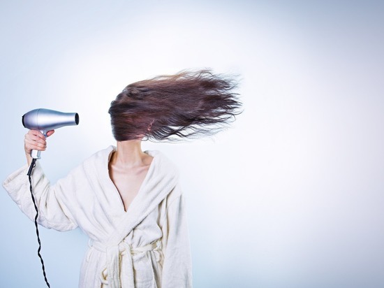 Косметолог объяснила, что делать при внезапном выпадении волос