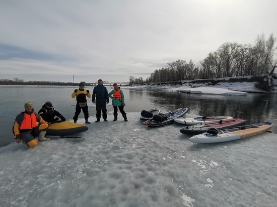 Пятеро жителей Новосибирска проплыли на льдине по Оби