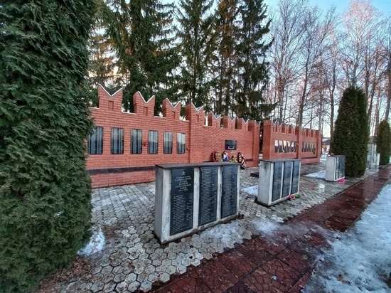 Школьники из Архангельска посетили воинский мемориал «Стена памяти» в Тверской области