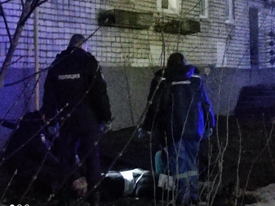 В Рыбинске из окна девятиэтажки выпал мужчина