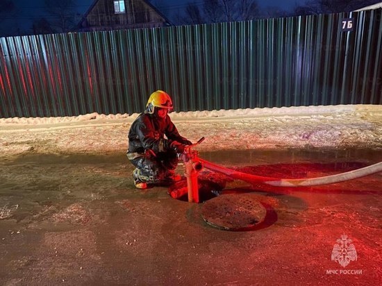 Более десяти пожарных ликвидировали возгорание в частном доме в Южно-Сахалинске