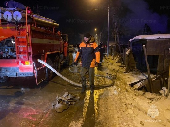 Гараж полыхал на площади 30 «квадратов» в Северо-Курильске