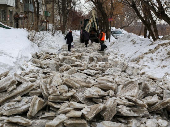 "Весь снег вывезти из города пока не удалось": мэр Стрежевого выложил пост об уборке улиц и дворов