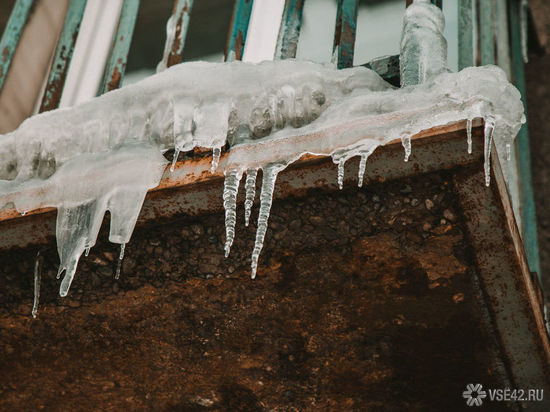 Глыбы льда рухнули на крыльцо с крыши многоквартирного дома в Кемерове