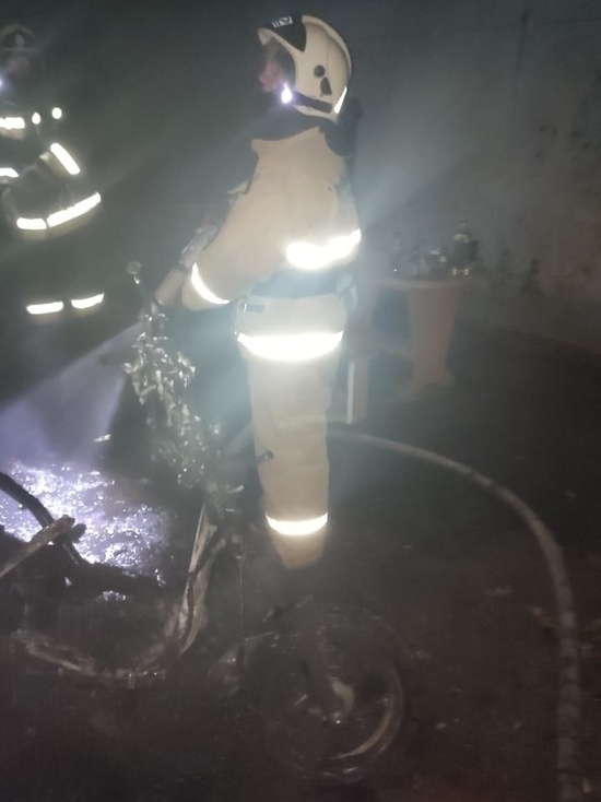 Под Курском во время ночного пожара сгорел скутер
