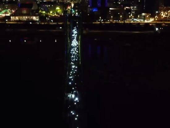 Красноярцы устроили ночной забег с фонариками по Вантовому мосту
