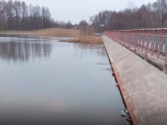 В Курской области мост к деревне Износково оказался под угрозой подтопления