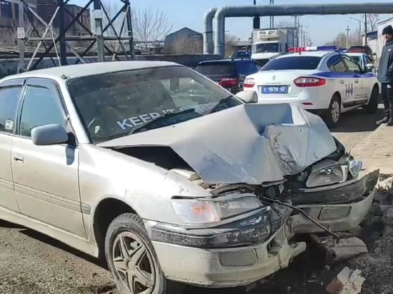 В Улан-Удэ автомобилистка врезалась в бетонный забор