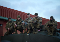Украинские танкисты возвращаются из Великобритании после курса обучения на британских танках "Челленджер-2"