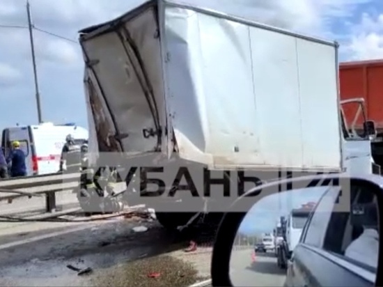 В массовом ДТП с грузовиками в Краснодаре пострадал человек