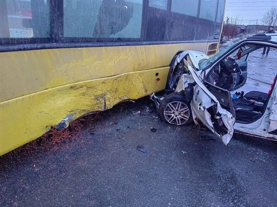 В Череповце скончался водитель такси, который в пятницу попал в реанимацию после ДТП с автобусом
