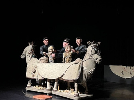 Театр кукол «Ульгэр» отправился на гастроли в Тыву