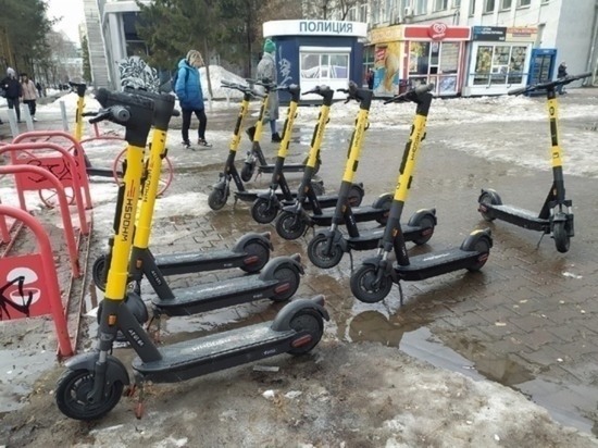 На омских улицах появились первые после зимы электросамокаты