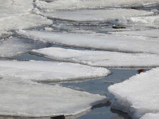 Во Владивостоке восемь человек провалились под лед