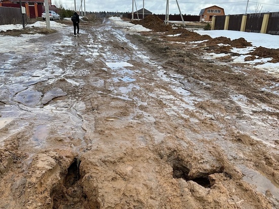 В Волоколамске многодетные семьи третий год просят администрацию отремонтировать дорогу к их домам