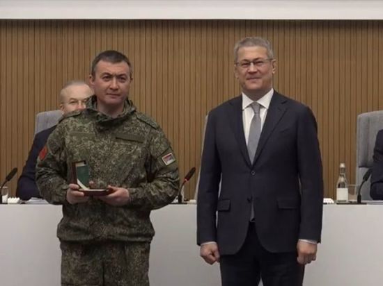 Радий Хабиров наградил орденами двух участников СВО