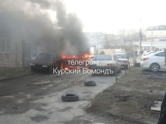 В центре Курск возле АЗС открытым пламенем горит автомобиль