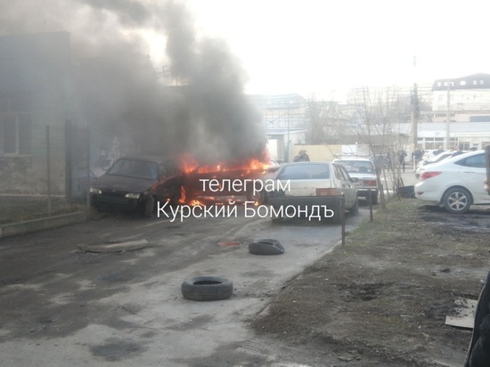 В центре Курск возле АЗС открытым пламенем горит автомобиль