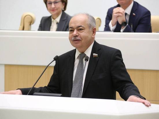 Руководитель Дагестана поздравил парламентария Ильяса Умаханова